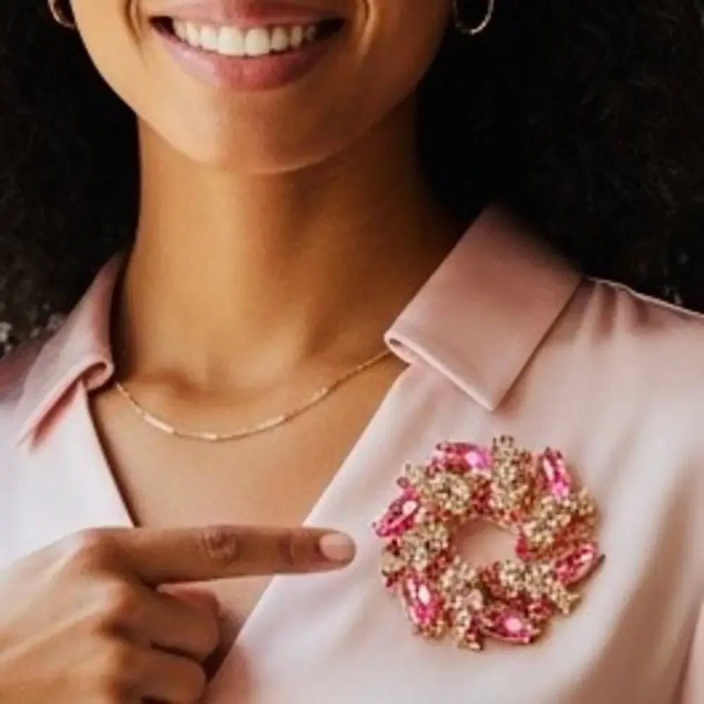 BROOCH: Vintage Style Pink Gold Tone, & White 3D Pin w/Sparkling Gemstones, NIP